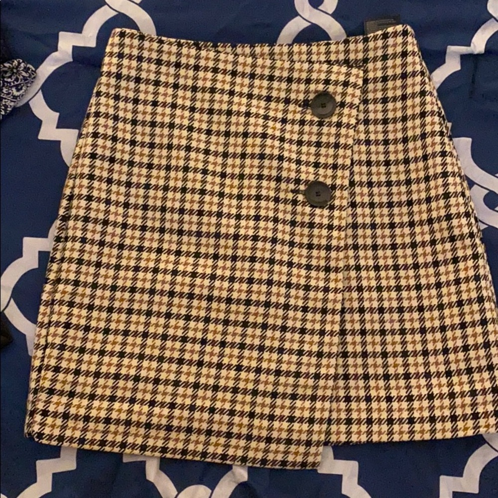 Plaid short skirt . With black buttons